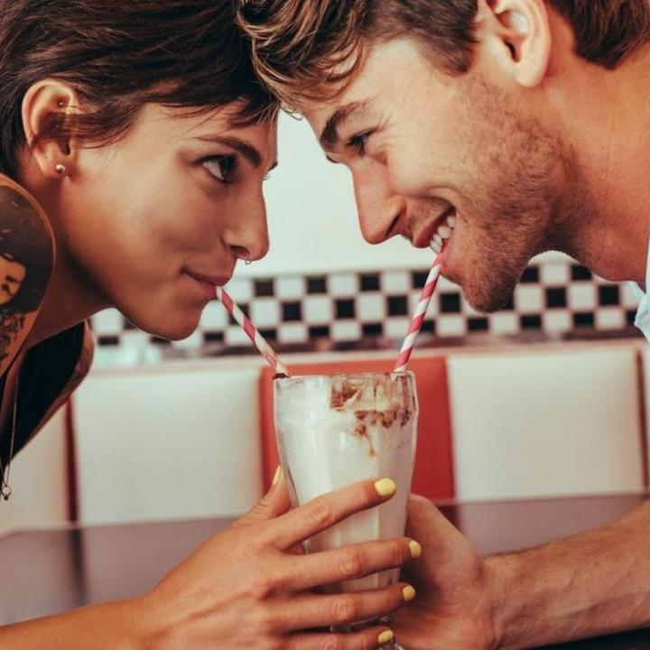 Jak zabłysnąć w flirtowaniu? 10 praktycznych porad dla mężczyzn